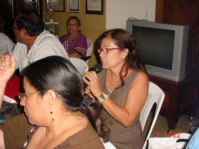 Flor de Maria Rivera, de lentes
